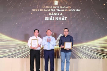 Lãnh đạo Nhà Xuất bản Giáo dục Việt Nam trao giải Nhất bảng A cho các cá nhân. 