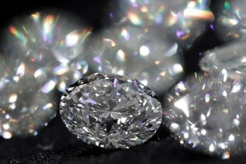 Những viên kim cương được nhà sản xuất kim cương Alrosa trưng bày giới thiệu tại Moskva, Nga ngày 13/2/2019. (Ảnh: Reuters)