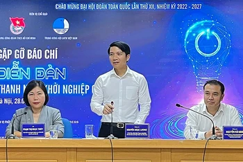 Đồng chí Nguyễn Ngọc Lương trao đổi thông tin về diễn đàn.
