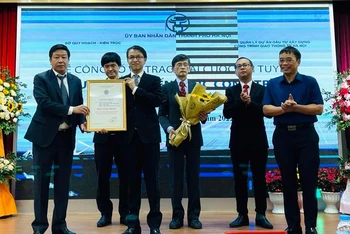 Lãnh đạo Ủy ban nhân dân thành phố Hà Nội trao giải Nhất phương án kiến trúc cầu Trần Hưng Đạo cho nhóm tác giả.