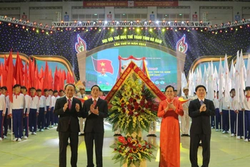 Các đồng chí lãnh đạo tỉnh Hà Nam tặng hoa cho Đại hội.