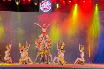 Biểu diễn nghệ thuật trong Lễ khai mạc “Ngày Văn hóa, du lịch tỉnh Ninh Thuận tại Hà Nội”.