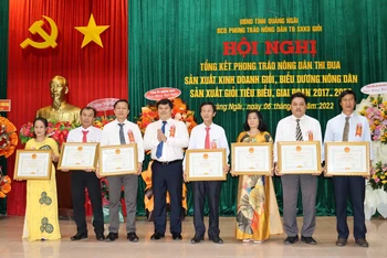 Lãnh đạo Ủy ban nhân dân tỉnh Quảng Ngãi trao Bằng khen cho các tập thể, cá nhân có thành tích xuất sắc trong phong trào nông dân thi đua sản xuất, kinh doanh giỏi, giai đoạn 2017-2022. 