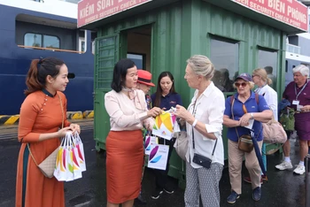 Sở Du lịch thành phố Đà Nẵng tặng quà lưu niệm cho các du khách trên du thuyền Le Lapérouse.