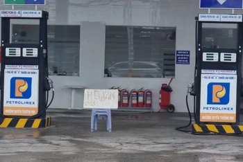 Một cửa hàng xăng dầu ở phường Phú Mỹ, thành phố Thủ Dầu Một treo bảng hết xăng, hết dầu.