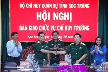 Thiếu tướng Quách Văn Nhỏ và đại tá Trần Quốc Khởi ký biên bản bàn giao.