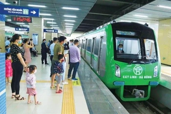 Sau gần 1 năm hoạt động, tuyến đường sắt đô thị Cát Linh-Hà Đông đã thu hút nhiều người dân tham gia.