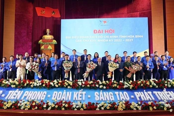 Các đồng chí lãnh đạo tỉnh Hòa Bình và Trung ương đoàn tặng hoa chúc mừng Ban Chấp Tỉnh đoàn khóa XVII, nhiệm kỳ 2022-2027 ra mắt Đại hội.