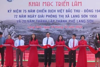 Lãnh đạo Ủy ban nhân dân tỉnh Lạng Sơn cùng các đại biểu cắt băng triển lãm chuyên đề: "Đường số 4 rực lửa".