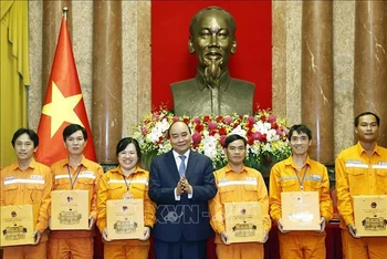 Chủ tịch nước Nguyễn Xuân Phúc tặng quà cho các thợ giỏi (Ảnh: TTXVN)