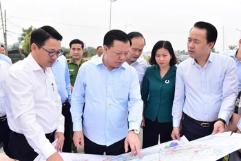 Thường trực Thành ủy Hà Nội kiểm tra việc triển khai các dự án trên địa bàn quận Bắc Từ Liêm.