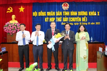 Lãnh đạo tỉnh Bình Dương tặng hoa đồng chí Phạm Văn Chánh, Chủ tịch Hội đồng nhân dân tỉnh Bình Dương. 