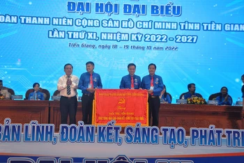 Đại diện Tỉnh ủy Tiền Giang tặng bức trướng cho Ban Thường vụ Tỉnh đoàn Tiền Giang.