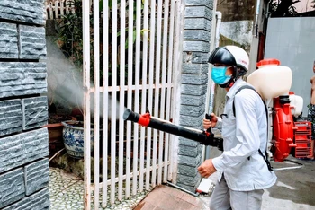 Phun hóa chất diệt muỗi tại các ổ dịch trên địa bàn quận Ngô Quyền. 