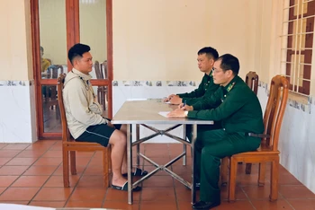 Bộ đội biên phòng Đồn Trà Cổ, Móng Cái lấy lời khai của đối tượng Phạm Văn Hợp.