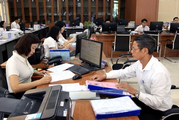 Trung tâm hành chính công tỉnh Thái Bình thực hiện quy trình “5 tại chỗ” để giải quyết công việc cho tổ chức, cá nhân đến giao dịch.