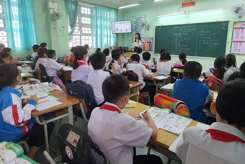 Cô Cao Thanh Diễm Quỳnh được phân công dạy Tiếng Anh liên trường tại Trường Tiểu học Lê Hồng Phong.