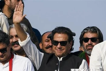 Cựu Thủ tướng Pakistan Imran Khan (giữa) tại một cuộc mít-tinh ở Islamabad. 