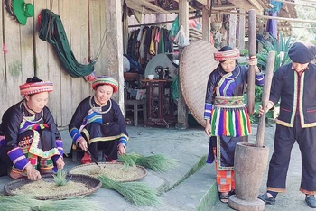 Người dân thôn Phiêng Phàng, xã Yến Dương trình diễn chế biến cốm.