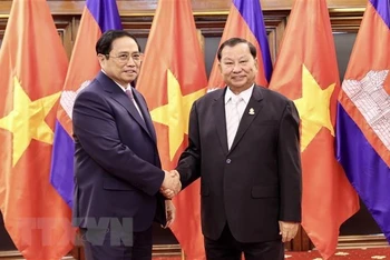 Thủ tướng Phạm Minh Chính hội kiến Chủ tịch Thượng viện Campuchia Samdech Say Chhum. (Ảnh: TTXVN)