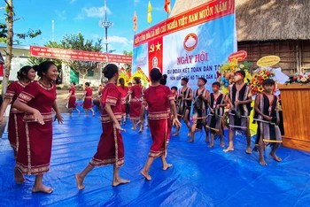 Đồng bào dân tộc thiểu số thôn Đăk Tiêng Kơ Tu biểu diễn cồng chiêng, múa xoang chào mừng Ngày hội.