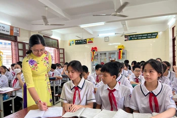 Cô giáo Trịnh Thị Thu Trang, Trường trung học cơ sở Lương Khánh Thiện, quận Kiến An, Hải Phòng trong giờ lên lớp.