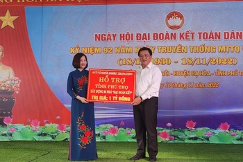 Đồng chí Nguyễn Xuân Thắng trao kinh phí hỗ trợ xây dựng nhà đại đoàn kết trên địa bàn huyện Hạ Hòa.