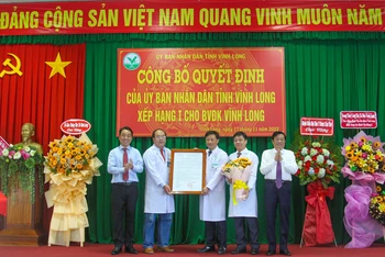 Lãnh đạo tỉnh Vĩnh Long trao quyết định công nhận bệnh viện hạng I cho Ban lãnh đạo Bệnh viện đa khoa tỉnh Vĩnh Long. 
