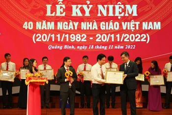 Chủ tịch tỉnh Quảng Bình Trần Thắng tặng bằng khen cho các thầy, cô giáo có thành tích xuất sắc.