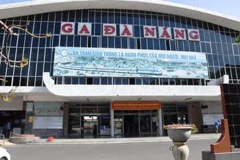 Nhà ga đường sắt Đà Nẵng hiện vẫn nằm ở trung tâm thành phố, giao thông đông đúc và thường xuyên ách tắc.