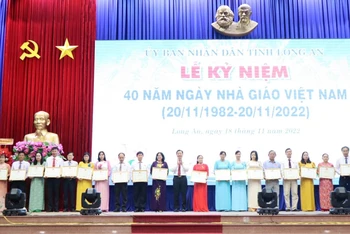 Bí thư Tỉnh ủy Long An trao Bằng khen của Bộ Giáo dục cho Sở Giáo dục và Đào tạo tỉnh Long An.