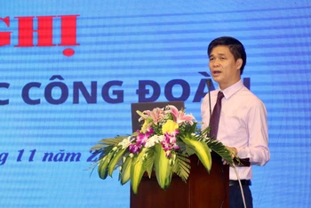Đồng chí Ngọ Duy Hiểu, Phó Chủ tịch Tổng liên đoàn Lao động Việt Nam, Chủ tịch Công đoàn Viên chức Việt Nam phát biểu tại Hội nghị.