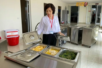 Cô giáo Trần Thị Bích Liên, Hiệu trưởng Trường tiểu học Tràng An (Hoàn Kiếm, Hà Nội) đang kiểm tra công tác bảo đảm vệ sinh, an toàn thực phẩm tại nhà trường. 