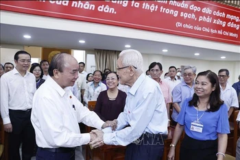 Chủ tịch nước Nguyễn Xuân Phúc tiếp xúc các cử tri quận 10, Thành phố Hồ Chí Minh.