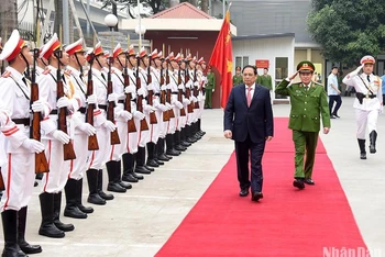 Thủ tướng Phạm Minh Chính duyệt đội danh dự.