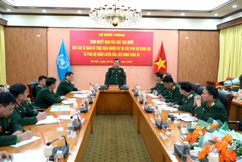 Thượng tướng Hoàng Xuân Chiến chủ trì buổi trao Quyết định của Chủ tịch nước cho các sĩ quan đi làm nhiệm vụ gìn giữ hòa bình Liên hợp quốc.