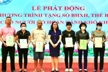 Bảo hiểm xã hội tỉnh Hải Dương trao tặng sổ bảo hiểm xã hội cho các hộ nghèo ở thành phố Hải Dương.