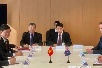 Đoàn đại biểu cấp cao Đảng Cộng sản Việt Nam làm việc với Bộ Ngoại giao và Thương mại New Zealand. (Ảnh: TTXVN)