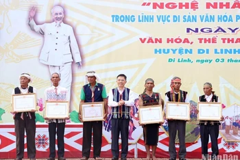 Phó Chủ tịch Ủy ban nhân dân tỉnh Lâm Đồng Đặng Trí Dũng trao huy hiệu và bằng công nhận “Nghệ nhân ưu tú” của Chủ tịch nước tặng 6 nghệ nhân. 