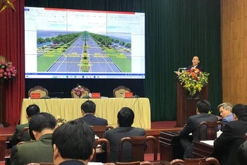 Chủ tịch Ủy ban nhân dân tỉnh Hưng Yên, Trần Quốc Văn thuyết trình hiệu quả của Dự án đầu tư xây dựng tuyến đường kết nối di sản văn hóa, du lịch và phát triển kinh tế dọc sông Hồng trên địa bàn tỉnh.