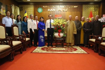 Đồng chí Nguyễn Văn Nên và đoàn công tác thăm, chúc mừng Pháp chủ Hội đồng Chứng minh Giáo hội Phật giáo Việt Nam.