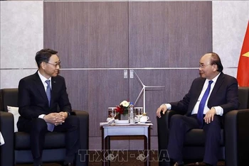Chủ tịch nước Nguyễn Xuân Phúc tiếp ông Yeonin Jung, Giám đốc điều hành kiêm Chủ tịch Tập đoàn Doosan. (Ảnh: TTXVN)