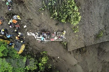 Hiện trường vụ lở đất ở khu vực hẻo lánh El Ruso, cách xa Pueblo Rico, Colombia ngày 4/12. (Ảnh: AFP/TTXVN)