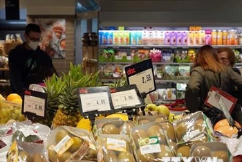 Người dân mua sắm tại một siêu thị ở Rome, Italia ngày 29/10/2022. (Ảnh: TTXVN)
