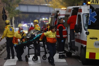 Nhân viên y tế chăm sóc những người bị thương trong vụ tai nạn. (Ảnh: El País)