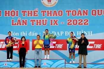 Vận động viên Đinh Thị Như Quỳnh Đoàn Bình Dương (giữa) giành Huy chương Vàng nội dung băng đồng cá nhân nữ.