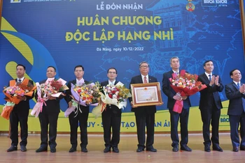 Thừa ủy quyền Chủ tịch nước, ông Lê Trung Chinh, Chủ tịch Ủy ban nhân dân thành phố Đà Nẵng đã trao tặng Huân chương Độc lập hạng Nhì cho tập thể nhà trường.