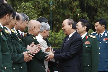 Chủ tịch nước Nguyễn Xuân Phúc gặp mặt Đoàn đại biểu Ban Liên lạc Cựu chiến binh Sư đoàn 341. (Ảnh: TTXVN)