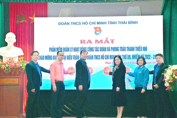 Các đại biểu bấm nút khai trương phần mềm Quản lý công tác đoàn và phong trào thanh thiếu nhi tỉnh Thái Bình.
