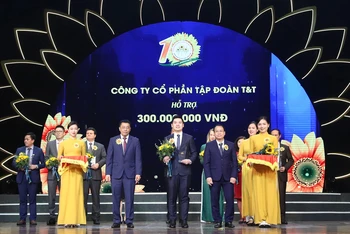 Ông Đỗ Vinh Quang, Phó Chủ tịch Hội đồng quản trị thay mặt Tập đoàn T&T Group trao tặng 300 triệu đồng cho Quỹ Hỗ trợ bệnh nhân ung thư “Ngày mai tươi sáng”.